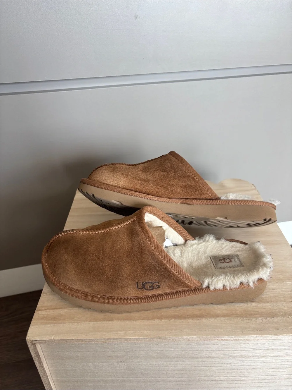 UGG Big Kid unisex slippers chestnut brown size 5 - fits women’s size 7